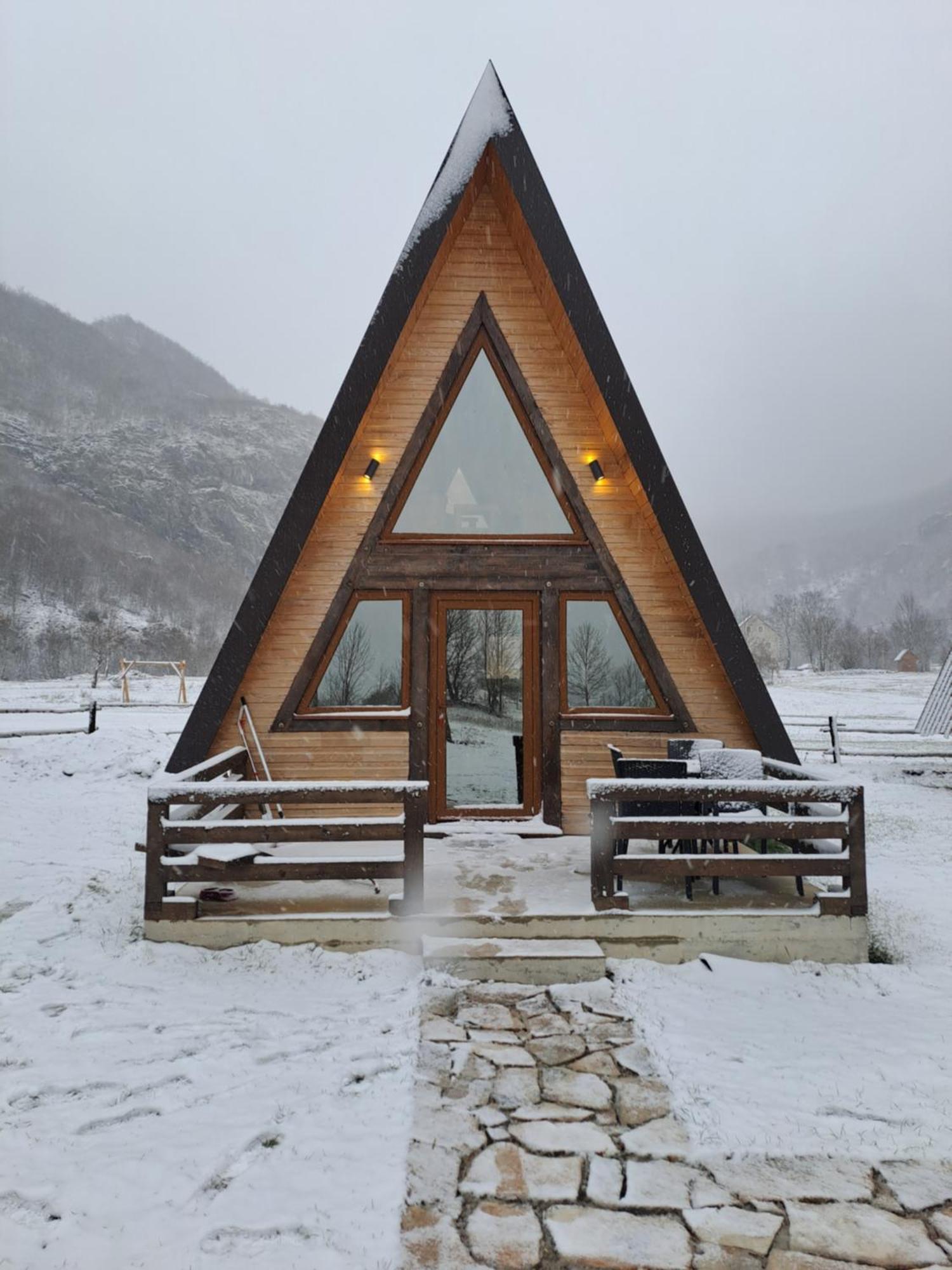 Wooden Cottages Konak Savnik Luaran gambar