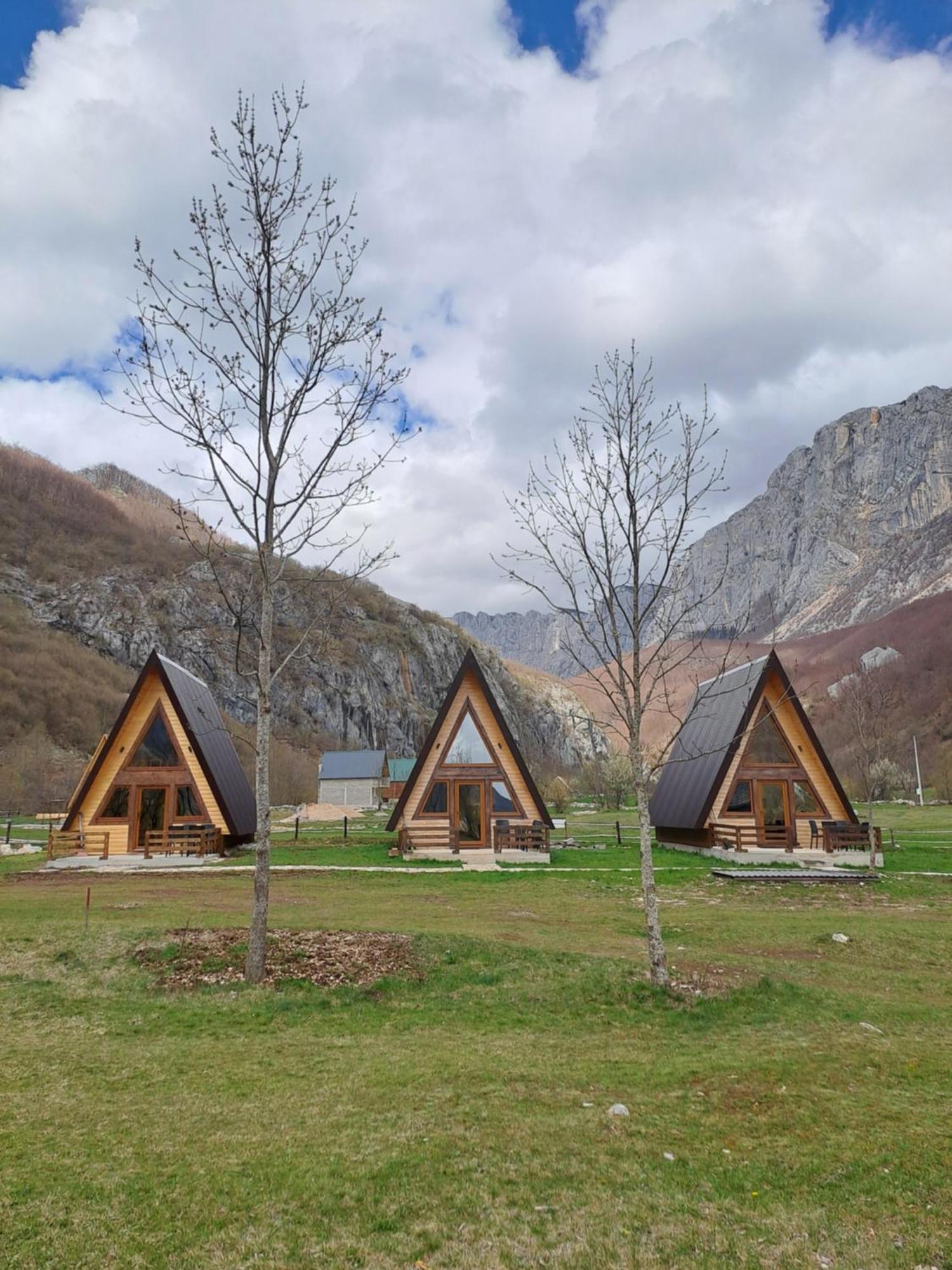 Wooden Cottages Konak Savnik Luaran gambar